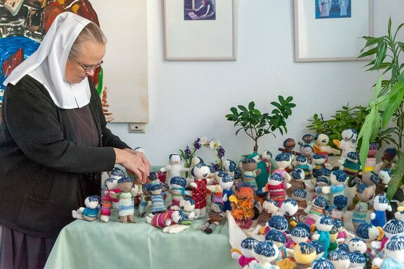 Sr. Renate Hoffmann stellt die Figuren auf