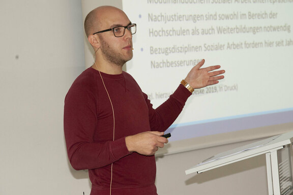 Um „Herausforderungen und Perspektiven der Digitalisierung für die soziale Arbeit“ ging es bei Adrian Roeske, wiss. Mitarbeiter am Institut für Informationsmanagement Bremen Um „Herausforderungen und Perspektiven der Digitalisierung für die soziale Arbeit“ ging es bei Adrian Roeske, wiss. Mitarbeiter am Institut für Informationsmanagement Bremen