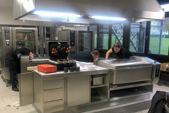 Beim Aufbau der neuen Küche