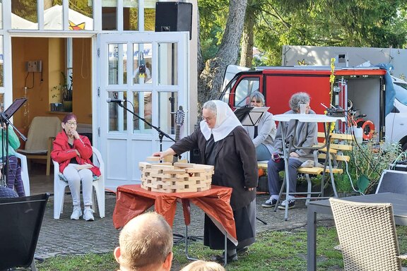 Mit Holzklötzchen wurde gemeinsam ein Turm gebaut