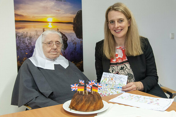 Sr. Audrey mit Bürgermeisterin Nicole Reschke, die sich sehr über das selbstgemalte Bild freute  