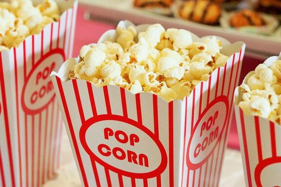 Die Kinder und Jugendlichen freuten sich sehr über eine Popcorn-Spende eines Kinos (© Symbolfoto: Vecteezy)