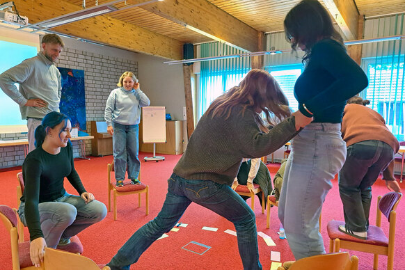 Das aktive Gruppenspiel erforderte Kommunikation und das Verteilen von Aufgaben Das aktive Gruppenspiel erforderte Kommunikation und das Verteilen von Aufgaben