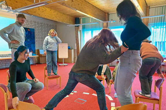 Das aktive Gruppenspiel erforderte Kommunikation und das Verteilen von Aufgaben Das aktive Gruppenspiel erforderte Kommunikation und das Verteilen von Aufgaben