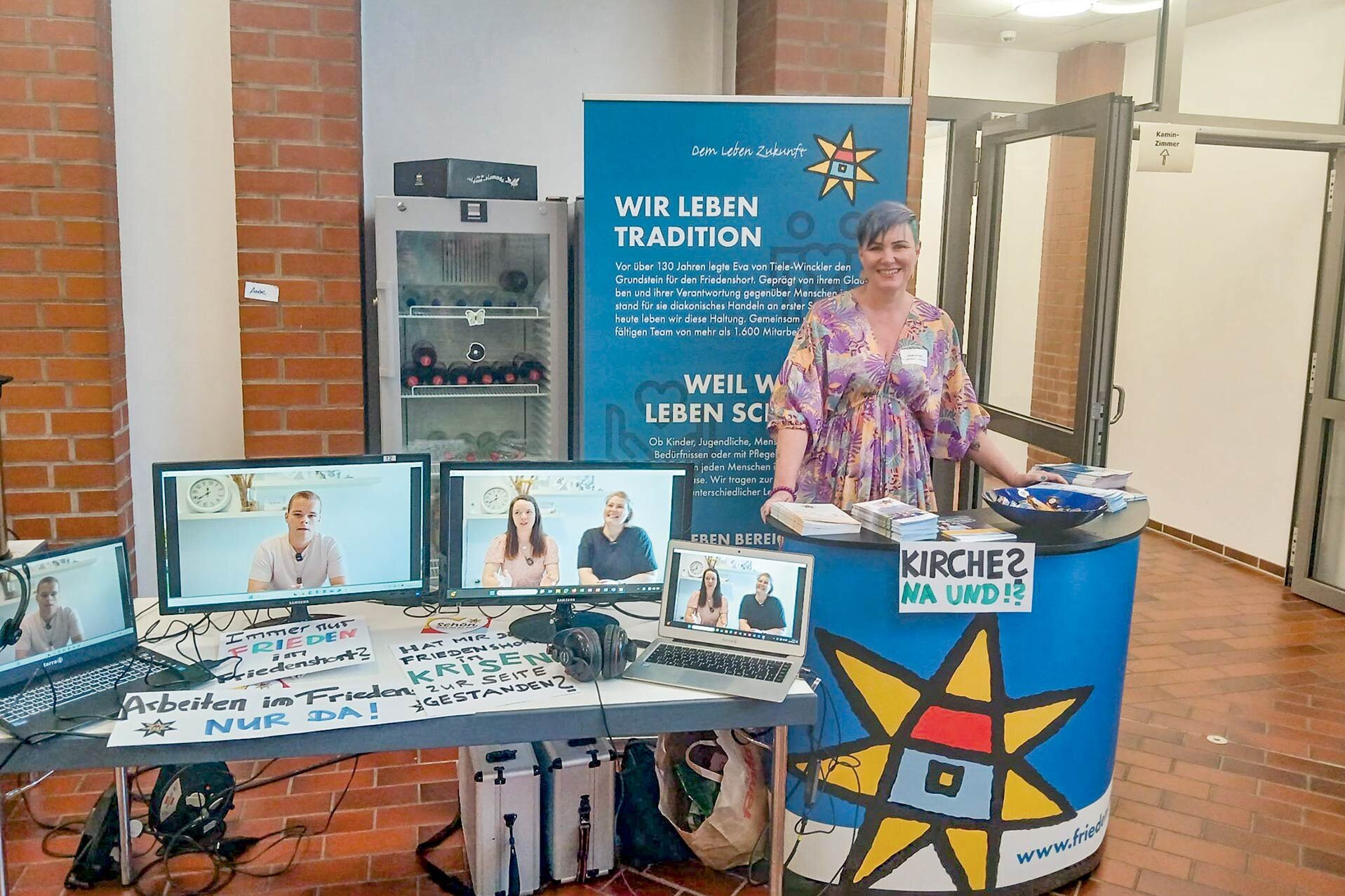 Einrichtungsleiterin Claudia Warnke am Info-Stand der Einrichtung Tostedt