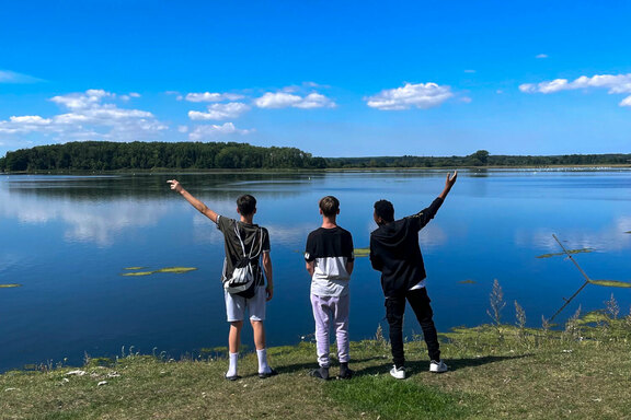 Strahlend blauer Himmel