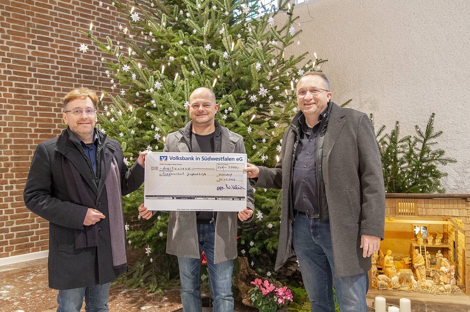Foto (v.l.): Wolfgang B. Klein, Udo Klöckner, Torsten Schmitt bei der Übergabe des Spendenschecks im Friedenshort in Freudenberg