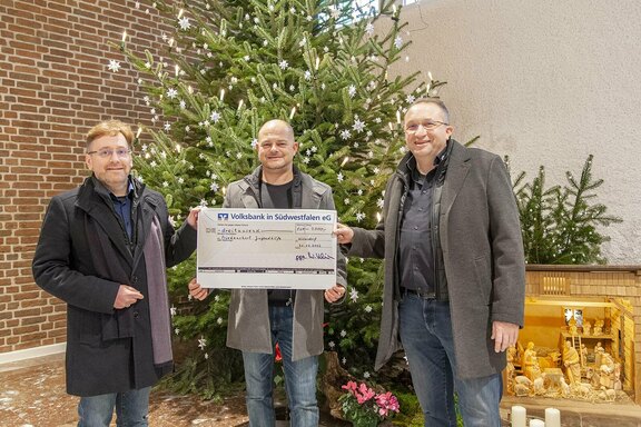 Foto (v.l.): Wolfgang B. Klein, Udo Klöckner, Torsten Schmitt bei der Übergabe des Spendenschecks im Friedenshort in Freudenberg  