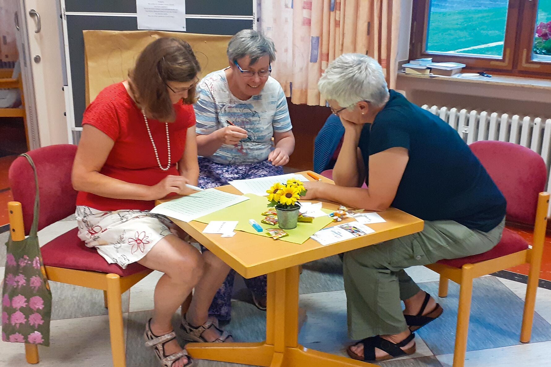 Kerstin Tebling (Mitte) bei der Gruppenarbeit