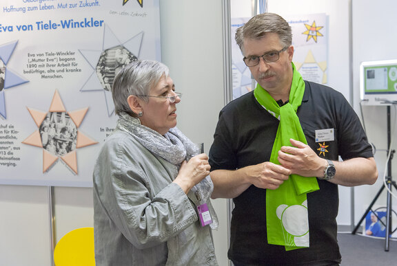 Oberkirchenrätin Doris Damke von der Ev. Kirche von Westfalen im Gespräch mit Geschäftsführer Götz-Tilman Hadem (kaufmännische Leitung)