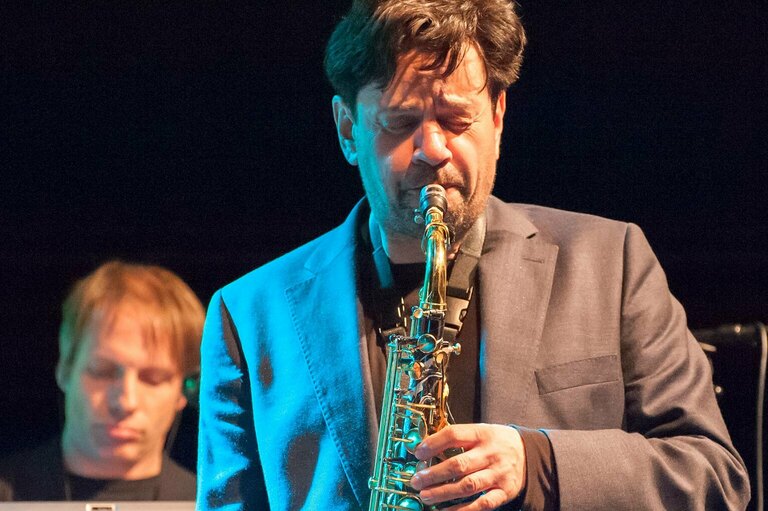Saxophon-Virtuose Wolf Codera ist musikalisch bei allen 3 Veranstaltungen dabei (im Hintergrund Andreas Recktenwald)