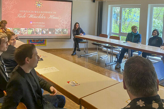 mit Kevin Kühnert im Plenum