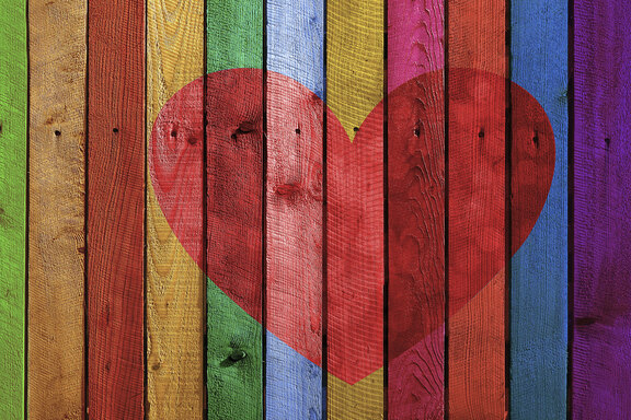 farbiger Zaun mit rotem Herz  
