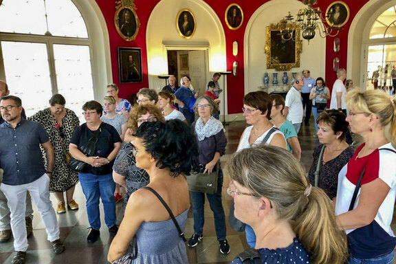 Bei der Führung durch das Schloss ...