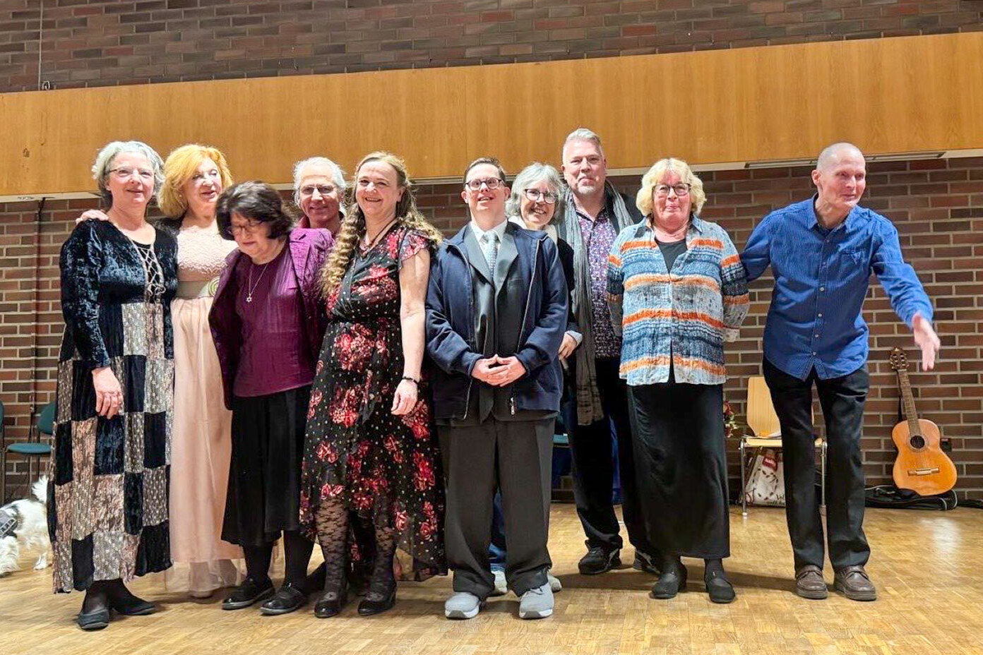 Gruppenfoto der Musiker und Musikerinnen nach dem stimmungsvollen Konzert