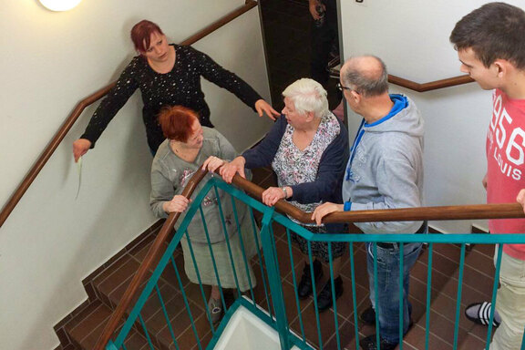 Nach und nach versammeln sich die Bewohnerinnen und Bewohner