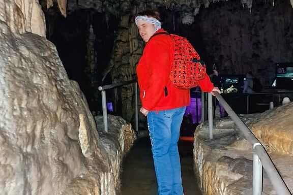 Bei der Erkundung der Tropfsteinhöhle