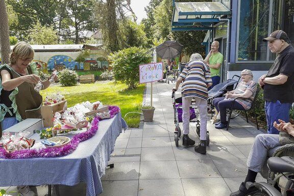 Der Open-Air-Kiosk lockte nicht zur zum Kauf, sondern war auch beliebter Treffpunkt Der Open-Air-Kiosk lockte nicht zur zum Kauf, sondern war auch beliebter Treffpunkt