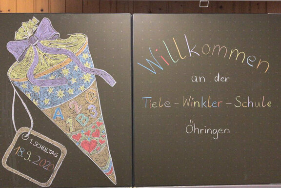 Kunstvoll gestaltete Tafel zur Begrüßung der Erstklässler