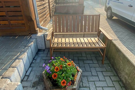 Von hier aus lässt sich der neue Vorgarten bestens betrachten Von hier aus lässt sich der neue Vorgarten bestens betrachten