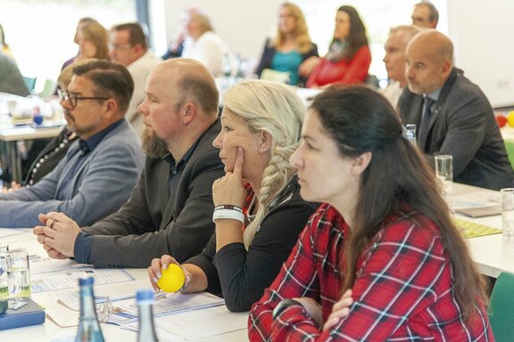 Ein Blick ins konzentrierte Plenum. Die Vorträge zu dem komplexen wie interessanten Thema gaben viele Anregungen und sorgten für Gesprächsstoff. Ein Blick ins konzentrierte Plenum. Die Vorträge zu dem komplexen wie interessanten Thema gaben viele Anregungen und sorgten für Gesprächsstoff.