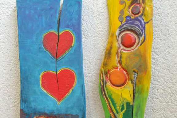 Zwei Beispiele der farbenfrohen Stelen, die beim Projekt "Herberge" entstanden sind