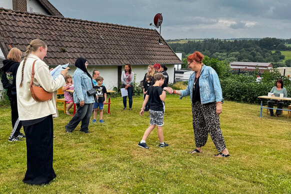 Kirschkernweitspuck-Contest mit Carmen Louis