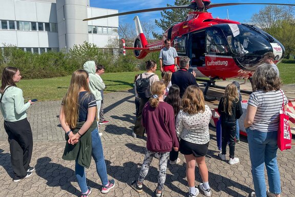 Die Besichtigung des Rettungshubschraubers  war ein Highlight für die Kinder