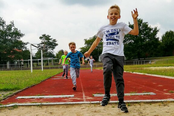 Auch im Homeschooling halten sich die Kinder fit und haben Freude dabei Auch im Homeschooling halten sich die Kinder fit und haben Freude dabei