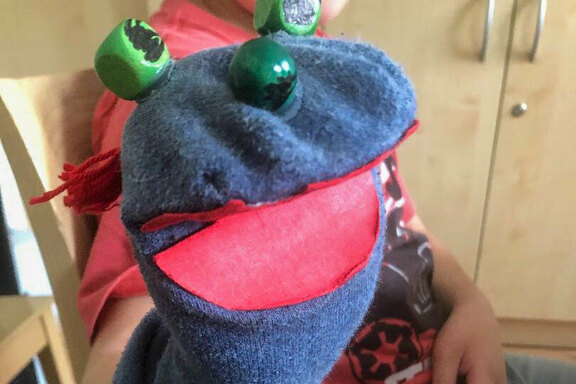 Aus Socken entstanden tolle Handpuppen, mit denen man Theater spielen kann