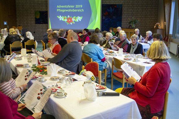 Gemeinsam sangen alle Gäste Lieder zur Advents- und Weihnachtszeit