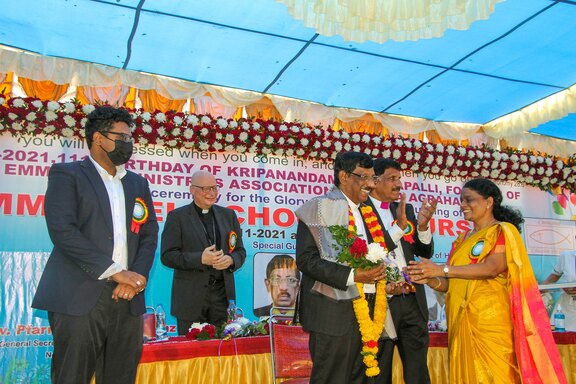 Pratap Komanapalli gratuliert seiner Schwägerin Nalini (Krankenhausleitung) und seinem Bruder Jeevan zur Einweihung. Im Hintergrund Pfr. Markus Schanz von Kinderheime Nethanja. Pratap Komanapalli gratuliert seiner Schwägerin Nalini (Krankenhausleitung) und seinem Bruder Jeevan zur Einweihung. Im Hintergrund Pfr. Markus Schanz von Kinderheime Nethanja.