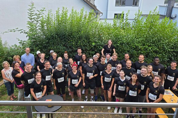 Vor dem Lauf versammelte sich das Friedenshort-Team zu einem Gruppenfoto im Garten von FILoU