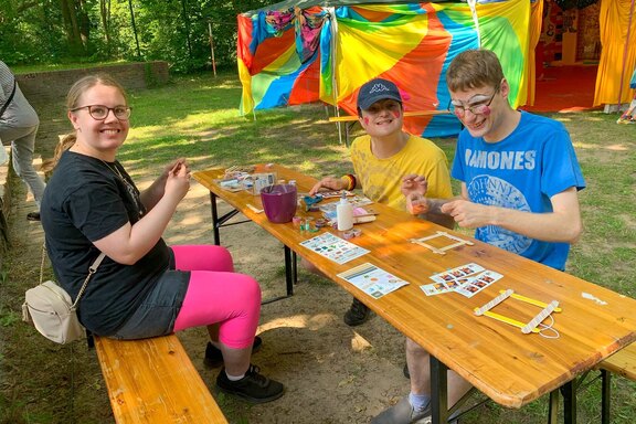 Mit Freude wurden schöne, bunte Bilderrahmen gebastelt