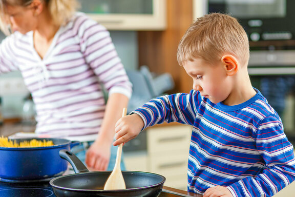 Auch gemeinsames Kochen stärkt die Eltern-Kind-Beziehung – © Symbolfoto: Kzenon / Adobe Stock