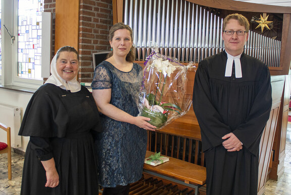 Sr. Christine Killies und Pfr. Christian Wagener mit Simone Schuster, die seit 25 Jahren an der Friedenshort-Orgel spielt