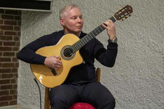 Frank Gamboa spielte ein selbst komponiertes, anspruchvolles Stück auf der Gitarre