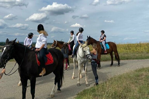 Kinder und Jugendliche reiten  