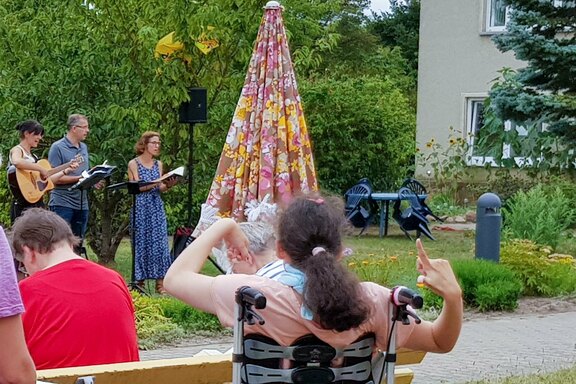 Die Hofandacht ist eine gute Möglichkeit für Gemeinschaft trotz Corona