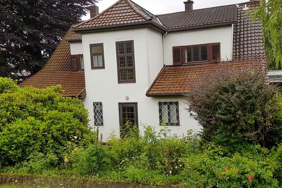 Die „Ilse“-Villa steht nahe des Stadtkerns von Uslar und von Grün umgeben Die „Ilse“-Villa steht nahe des Stadtkerns von Uslar und von Grün umgeben