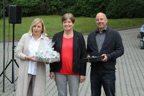 Bernd Siegemund (Leiter ZD) überbrachte die Grüße der Mitarbeitenden mit Heike Lucic,