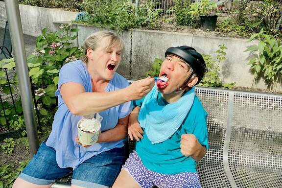 Gemeinsam schmeckt das Eis noch deutlich besser...