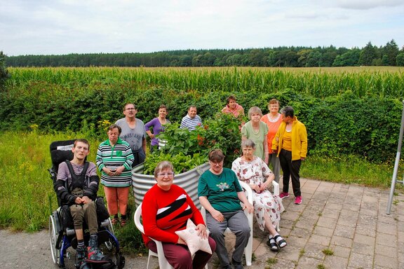 Gruppenbild rund ums Hochbeet  