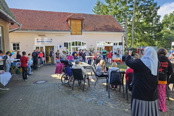 Blick auf den Eingang der Tagesstruktur, die vor 15 Jahren eröffnet wurde