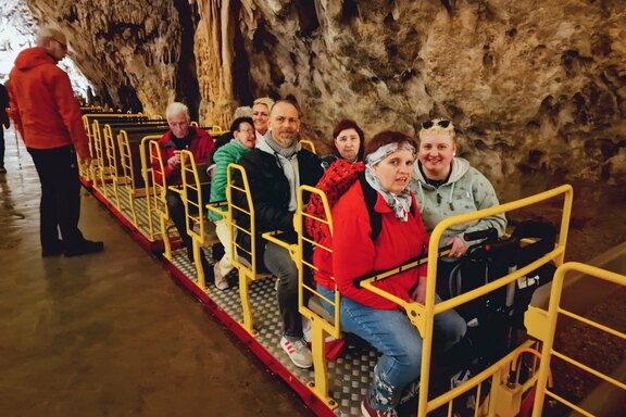 Mit dem Bähnchen ging es durch die Tropfsteinhöhle