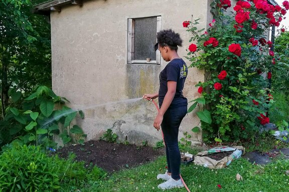 Die Jugendlichen helfen bei der Gartenarbeit