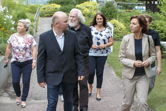 Beim Rundgang. Im Vordergrund Ministerin Susanna Karawanskij im Gespräch mit Axel Bohle.  