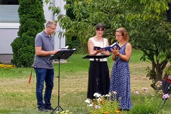 Jana Kowalka (rechts), Carmen Lübke und Stephan Drüen gestalteten die Andacht