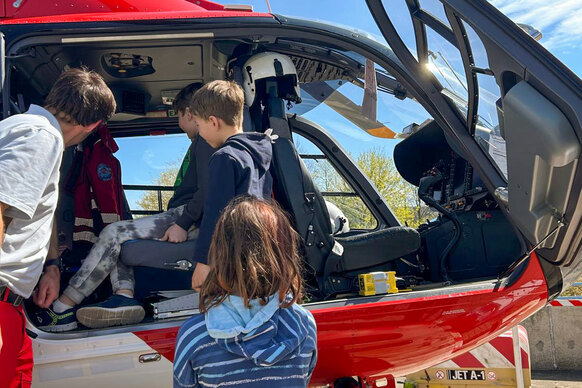 Die Kinder konnten auch einmal im Hubschrauber Platz nehmen