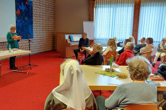 Die Romanbiographie konzentriert sich auf die Jugendzeit der Friedenshort-Gründerin